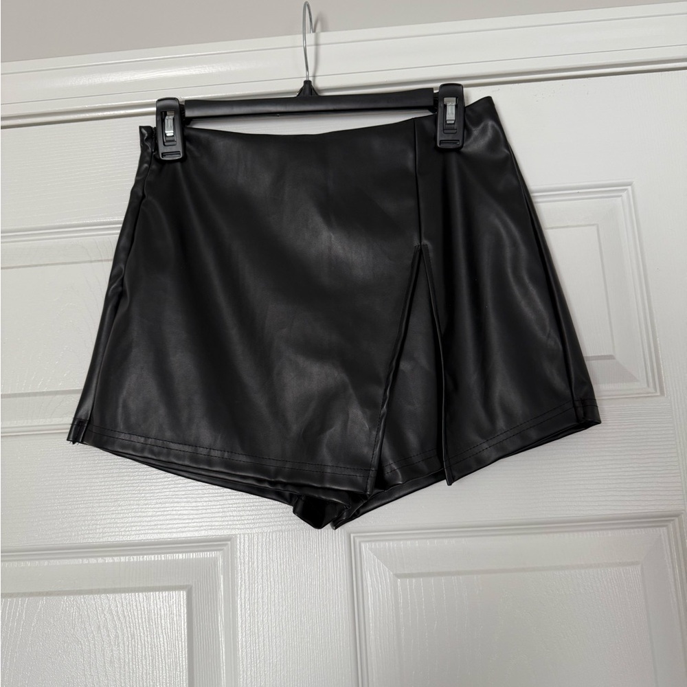 SHEIN Black Faux Leather Skorts